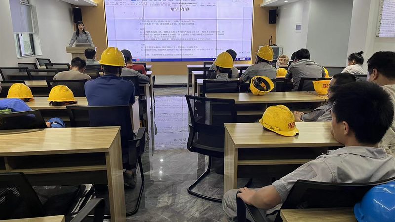 叉车安全操作规范图解：保障作业安全的关键指南